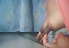 خواهر برادرش دانلود پورن زیبا را برای استمناء یافت و تصمیم گرفت به او کمک کند و مادرش به آنها ملحق شد