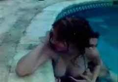 زن بالغ فیلم سینمایی پورن خارجی به صورت جسورانه به مرد روسی می پردازد